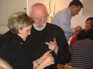 Abt Laurentius Schlieker in Beratung mit der Goldschmiedemeisterin Katja Osterhoff-Genz