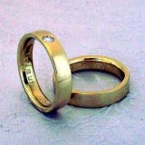 Trauringe aus 750 Gelbgold mit Diamant