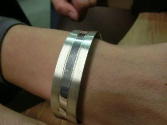 Armreif aus 935 Silber mit zwei unterschiedlichen Oberflächen: matt und glänzend